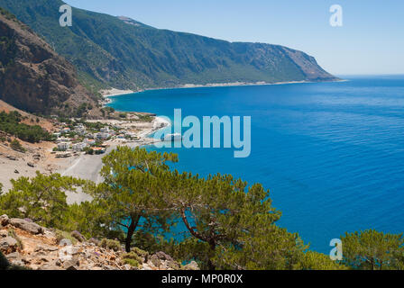 Agia Roumeli beach à La Canée de Crète, Grèce. Le village d'Agia Roumeli est situé à l'entrée des gorges de la Samarie Banque D'Images