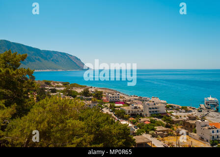 Agia Roumeli beach à La Canée de Crète, Grèce. Le village d'Agia Roumeli est situé à l'entrée des gorges de la Samarie Banque D'Images