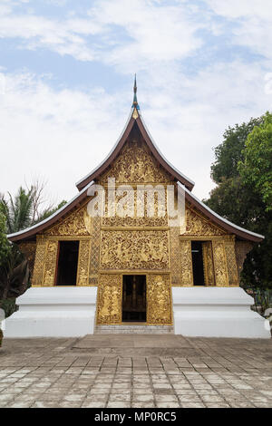 Vue avant de l'ornate chapelle funéraire au temple Wat Xieng Thong ('Temple de la ville d'or') à Luang Prabang, Laos. Banque D'Images