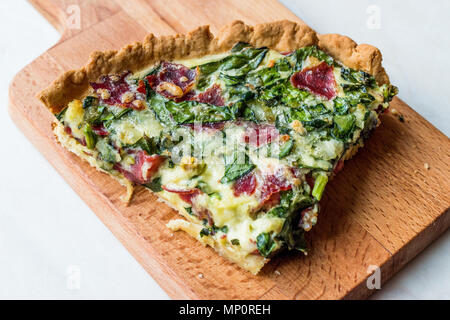 Quiche aux épinards, blettes, le pastrami et le fromage. La nourriture traditionnelle. Banque D'Images