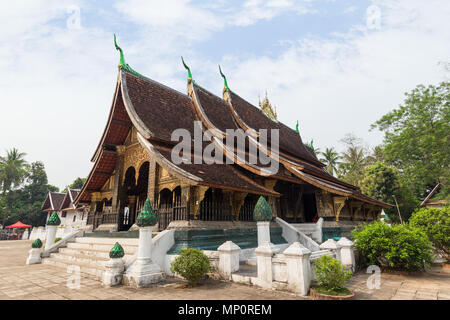 Vue sur le temple bouddhiste Wat Xieng Thong (Temple de la ville d'or') à Luang Prabang, Laos. Banque D'Images