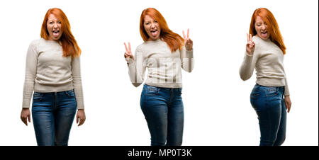 Belle jeune femme rousse sticking out tongue à huis clos à signe de désobéissance, de protester et de respect Banque D'Images