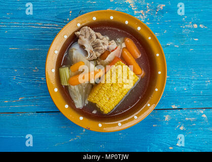 Caldo de Res - soupe de boeuf mexicain , faite à partir de zéro avec des os de boeuf, chou, pommes de terre, maïs, chayotte, et la coriandre Banque D'Images