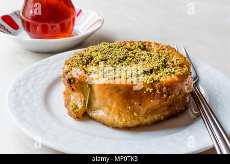 Konya Turquie Sac Arasi Dessert à la Pistache en poudre / Kunefe Kadayif ou Katmer. Dessert traditionnel. Banque D'Images