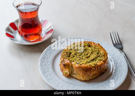 Konya Turquie Sac Arasi Dessert à la Pistache en poudre / Kunefe Kadayif ou Katmer. Dessert traditionnel. Banque D'Images