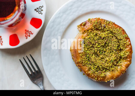 Konya Turquie Sac Arasi Dessert à la Pistache en poudre / Kunefe Kadayif ou Katmer. Dessert traditionnel. Banque D'Images