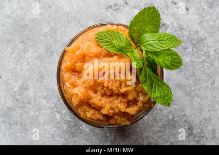 Mandarin italienne maison Glace Granité à la menthe. L'alimentation biologique. Banque D'Images