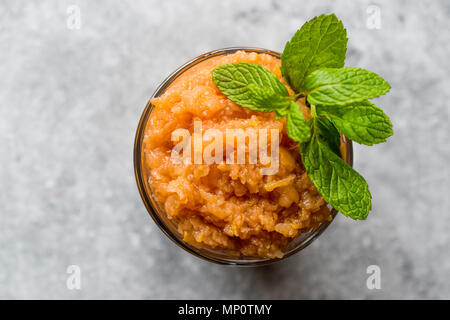 Mandarin italienne maison Glace Granité à la menthe. L'alimentation biologique. Banque D'Images