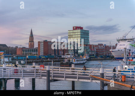 Vue sur la ville de Kiel à la fin de la baie de Kiel, l'Hörn, et que le volet pont traversant l'Hörn, Kiel, Schleswig-Holstein, Allemagne Banque D'Images