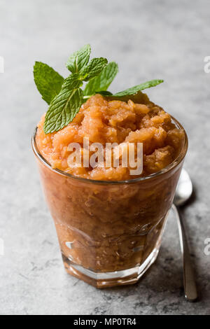 Mandarin italienne maison Glace Granité à la menthe. L'alimentation biologique. Banque D'Images