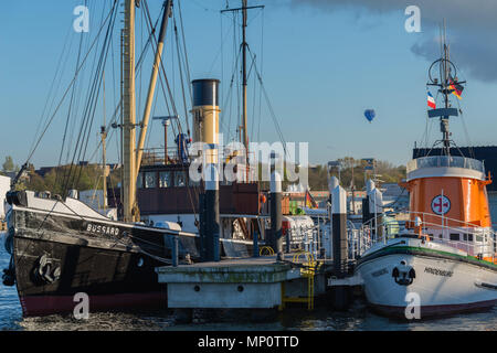 Navires Vintage, une ambulance et un bateau-remorqueur, bateau à l'embarcadère du pont', 'Musée ou Museumsbrücke Museumshafen, Kiel, Schleswig-Holstein, Allemagne Banque D'Images