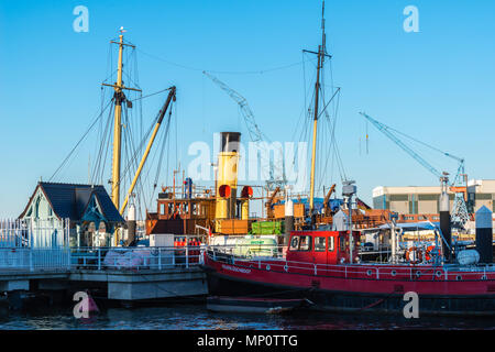 Vintage des navires, d'un bateau-feu et d'un œillet de bateau, à l'embarcadère du pont', 'Musée ou Museumsbrücke Museumshafen, Kiel, Schleswig-Holstein, Allemagne Banque D'Images