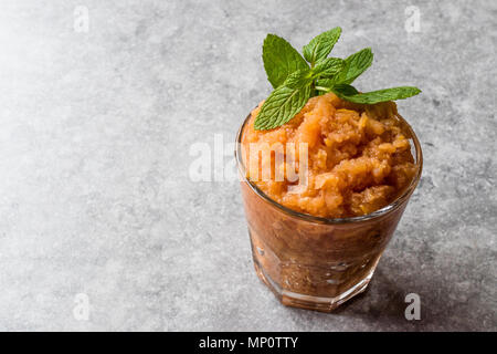 Mandarin italienne maison Glace Granité à la menthe. L'alimentation biologique. Banque D'Images