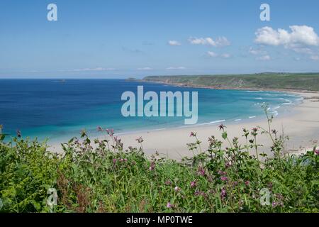 Une vue sur la magnifique plage de sable blanc de l'anse de Sennen, Cornwall, UK. Banque D'Images