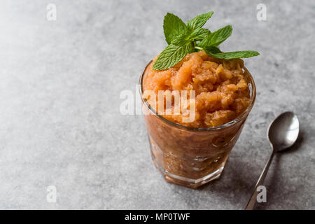 Mandarin italienne maison Glace Granité à la menthe. L'alimentation biologique. Banque D'Images