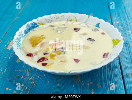 Chaudrée de maïs d'été - Ajouter le bouillon et les pommes de terre et porter à ébullition. Banque D'Images