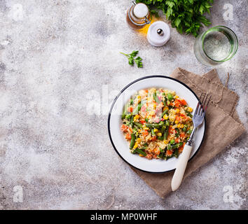 Plat végétarien couscous aux légumes Banque D'Images