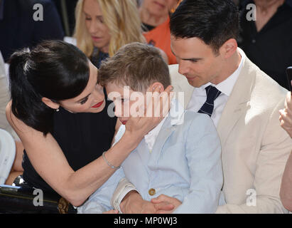 Un  Julianna Margulies - star 009 Fils Kieran, Keith Lieberthal -Keith Lieberthal  + Fils Kieran - Julianna Margulies honoré avec une étoile sur le Hollywood Walk of Fame à Los Angeles. Le 1 mai, 2015.Un  Julianna Margulies - star 009 Fils Kieran, Keith Lieberthal -Keith Lieberthal  + Fils Kieran ------------- Red Carpet Event, Vertical, USA, Cinéma, Célébrités, photographie, Bestof, Arts, Culture et divertissement, Célébrités Topix fashion / Vertical, Best of, événement dans la vie d'Hollywood, Californie - Tapis rouge et en backstage, USA, Cinéma, Célébrités, cinéma, télévision, Célébrités Mu Banque D'Images