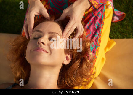 Le thaï yoga massage de la tête. Banque D'Images