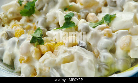 Salatka Jarzynowa - Salade de légumes traditionnels polonais Banque D'Images