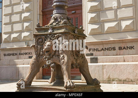 HELSINKI, FINLANDE - le 10 juillet 2017 : Détail d'une statue en face de la banque de Finlande à Helsinki, en Finlande. Banque D'Images