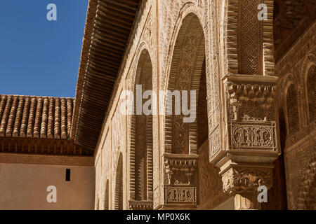 Dans un décor de la Cour des Myrtes (Patio de los Arrayanes) dans la région de La Alhambra, Grenade, Espagne. Banque D'Images
