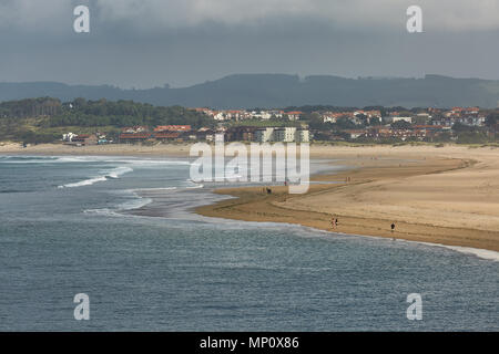 Les personnes bénéficiant d'une journée d'été sur une plage de Santander, Espagne. Banque D'Images