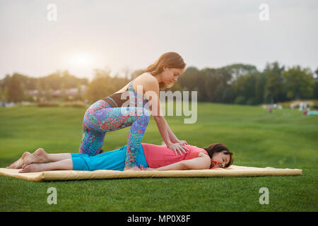Woman making thai massage pour femme mature. Banque D'Images