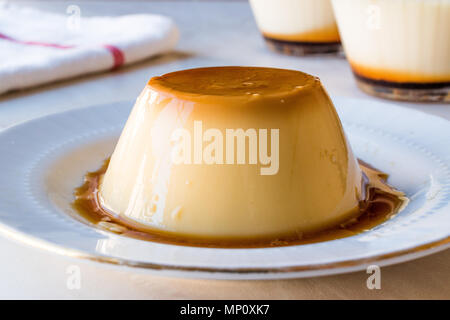 Crème caramel maison avec sirop sucré / Custard Pudding. Concept de dessert. Banque D'Images