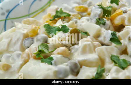 Salatka Jarzynowa - Salade de légumes traditionnels polonais Banque D'Images