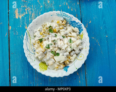 Salatka Jarzynowa - Salade de légumes traditionnels polonais Banque D'Images
