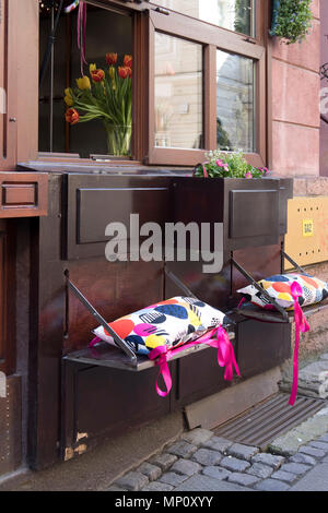 Poznan, Pologne, le 30 avril 2018 : un bouquet de tulipes rouges et jaunes dans une fenêtre cafe Banque D'Images