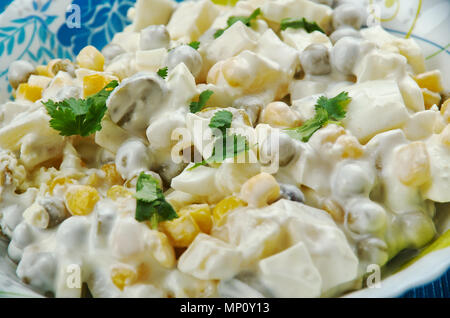 Salatka Jarzynowa - Salade de légumes traditionnels polonais Banque D'Images