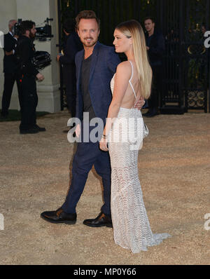 Aaron Paul, Lauren Parsekian en Burberry - Londres à Los Angeles, à l'Observatoire de Griffith Park à Los Angeles. 16 avril 2015.Aaron Paul, Lauren Parsekian ------------- Red Carpet Event, Vertical, USA, Cinéma, Célébrités, photographie, Bestof, Arts, Culture et divertissement, Célébrités Topix fashion / Vertical, Best of, événement dans la vie d'Hollywood, Californie - Tapis rouge et en backstage, USA, Cinéma, Célébrités, cinéma, télévision, Célébrités célébrités musique, photographie, Arts et culture, Bestof, divertissement, Topix, verticale de la famille de l'année 2015, , Banque D'Images