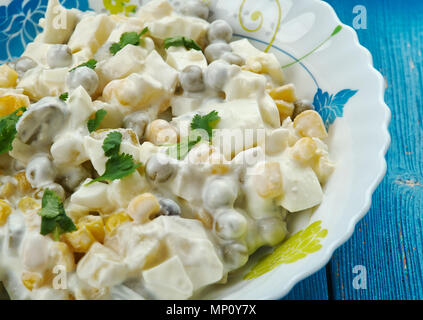 Salatka Jarzynowa - Salade de légumes traditionnels polonais Banque D'Images