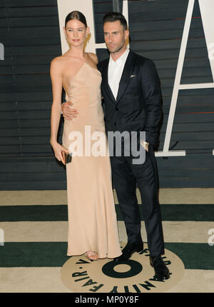 Adam Levine, Behati Prinsloo au 2015 Vanity Fair Oscar party au Wallis Annenberg Center for the Performing Arts le 22 février 2015 à Beverly Hills, Adam Levine, Behati Prinsloo ------------- Red Carpet Event, Vertical, USA, Cinéma, Célébrités, photographie, Bestof, Arts, Culture et divertissement, Célébrités Topix fashion / Vertical, Best of, événement dans la vie d'Hollywood, Californie - Tapis rouge et en backstage, USA, Cinéma, Célébrités, cinéma, télévision, Célébrités célébrités musique, photographie, Arts et culture, Bestof, divertissement, Topix, vertical fr Banque D'Images