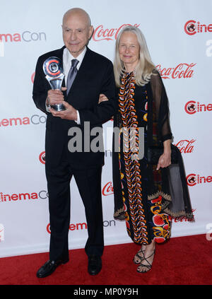 Alan Alda et épouse à l'écran 2015 CinemaCon Big Achievement Awards au Caesar's Palace OMNIA de nuit à Las Vegas. 23 avril 2015.Alan Alda et femme ------------- Red Carpet Event, Vertical, USA, Cinéma, Célébrités, photographie, Bestof, Arts, Culture et divertissement, Célébrités Topix fashion / Vertical, Best of, événement dans la vie d'Hollywood, Californie - Tapis rouge et en backstage, USA, Cinéma, Célébrités, cinéma, télévision, Célébrités célébrités musique, photographie, Arts et culture, Bestof, divertissement, Topix, verticale de la famille de l'année , 2015, inq Banque D'Images