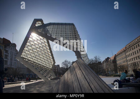 Poznan, Pologne, le 30 avril 2018 : la place de la liberté et de la fontaine moderne. Banque D'Images