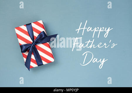 Happy Father's Day Greeting card avec boîte cadeau décoré sur fond bleu. Vue d'en haut. Banque D'Images