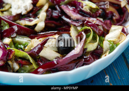 Salade de chou rouge Mojo Mojo cubain - sauce est faite avec des tonnes d'ail, jus d'orange, et beaucoup d'origan et le cumin. Banque D'Images