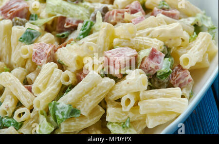 Salade de pâtes jambon hawaïen apporte, de l'ananas, les oignons verts, le poivron rouge Banque D'Images