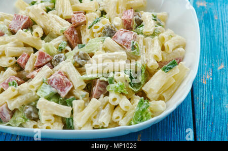 Salade de pâtes jambon hawaïen apporte, de l'ananas, les oignons verts, le poivron rouge Banque D'Images