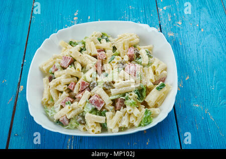 Salade de pâtes jambon hawaïen apporte, de l'ananas, les oignons verts, le poivron rouge Banque D'Images