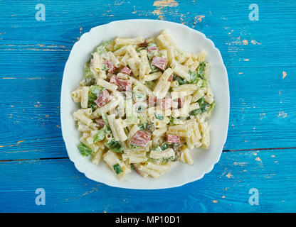 Salade de pâtes jambon hawaïen apporte, de l'ananas, les oignons verts, le poivron rouge Banque D'Images
