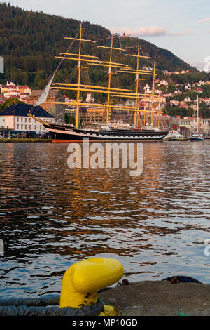 Course des grands voiliers 2014 Bergen, Norvège. Quatre-mâts barque russe Kruzenshtern' 'au port. Banque D'Images