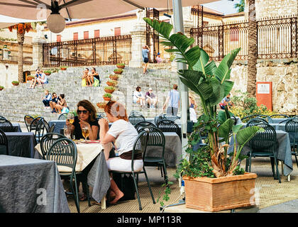 Cefalu, Italie - le 26 septembre 2017 : Les gens de dîner dans les restaurants de rue dans la vieille ville de Cefalù, Palerme, région de l'île de la Sicile en Italie Banque D'Images