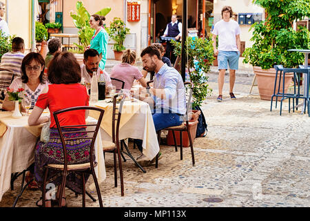 Cefalu, Italie - le 26 septembre 2017 : les gens à manger dans les restaurants de la rue de la vieille ville de Cefalù, Palerme, région de l'île de la Sicile en Italie Banque D'Images