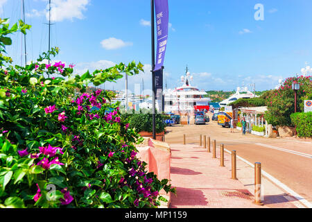 Porto Cervo, Italie - 11 septembre 2017 : remblai avec disponibles à Porto Cervo, Sardaigne, Costa Esmeralda de l'Italie. Banque D'Images