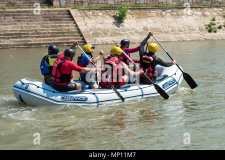 Nis, Serbie - le 19 mai 2018, du rafting sur une rivière Nisava ville en ville de Nis, Serbie. L'équipe de six hommes en flottement. Concept du sport et des Loisirs Banque D'Images