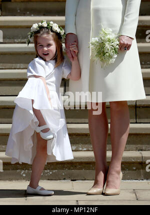 La duchesse de Cambridge avec la Princesse Charlotte quittent la Chapelle St George du château de Windsor après le mariage du prince Harry et Meghan Markle. Banque D'Images